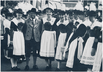 1. Vorstand Fritz Fleidl im Kreise einiger aktiver Dirndl beim Jahrhundertfest in München 1983 1.vorstand fritz fleidl1983k